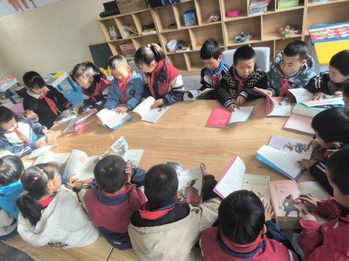 :胡满丽为青海学子捐“心灵成长图书馆”CQ9电子版入口“阅读”播撒疗愈的种子(图3) :胡满丽为青海学子捐“心灵成长图书馆”CQ9电子版入口“阅读”播撒疗愈的种子(图3)