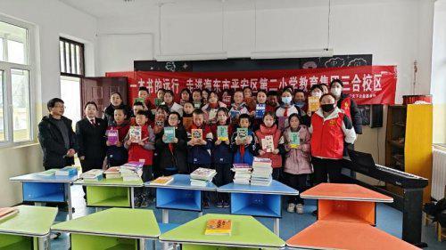 :胡满丽为青海学子捐“心灵成长图书馆”CQ9电子版入口“阅读”播撒疗愈的种子(图2) :胡满丽为青海学子捐“心灵成长图书馆”CQ9电子版入口“阅读”播撒疗愈的种子(图2)